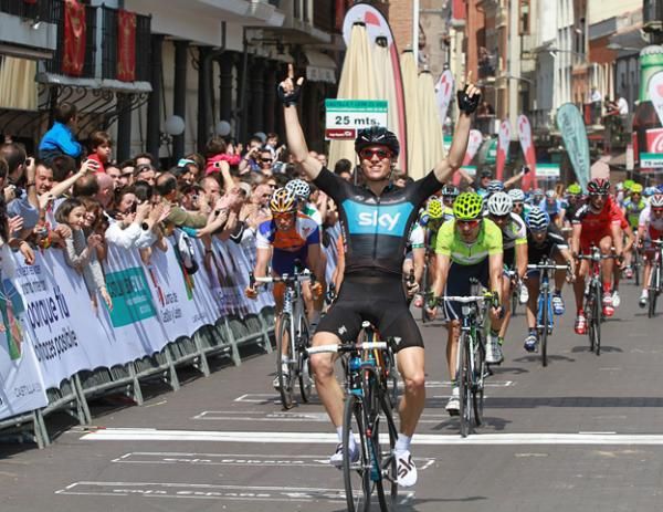 Ben Swift (Sky) outsprinted points leader Francisco Ventoso (Movistar) and Ruben Perez (Euskaltel - Euskadi) to win the final stage.