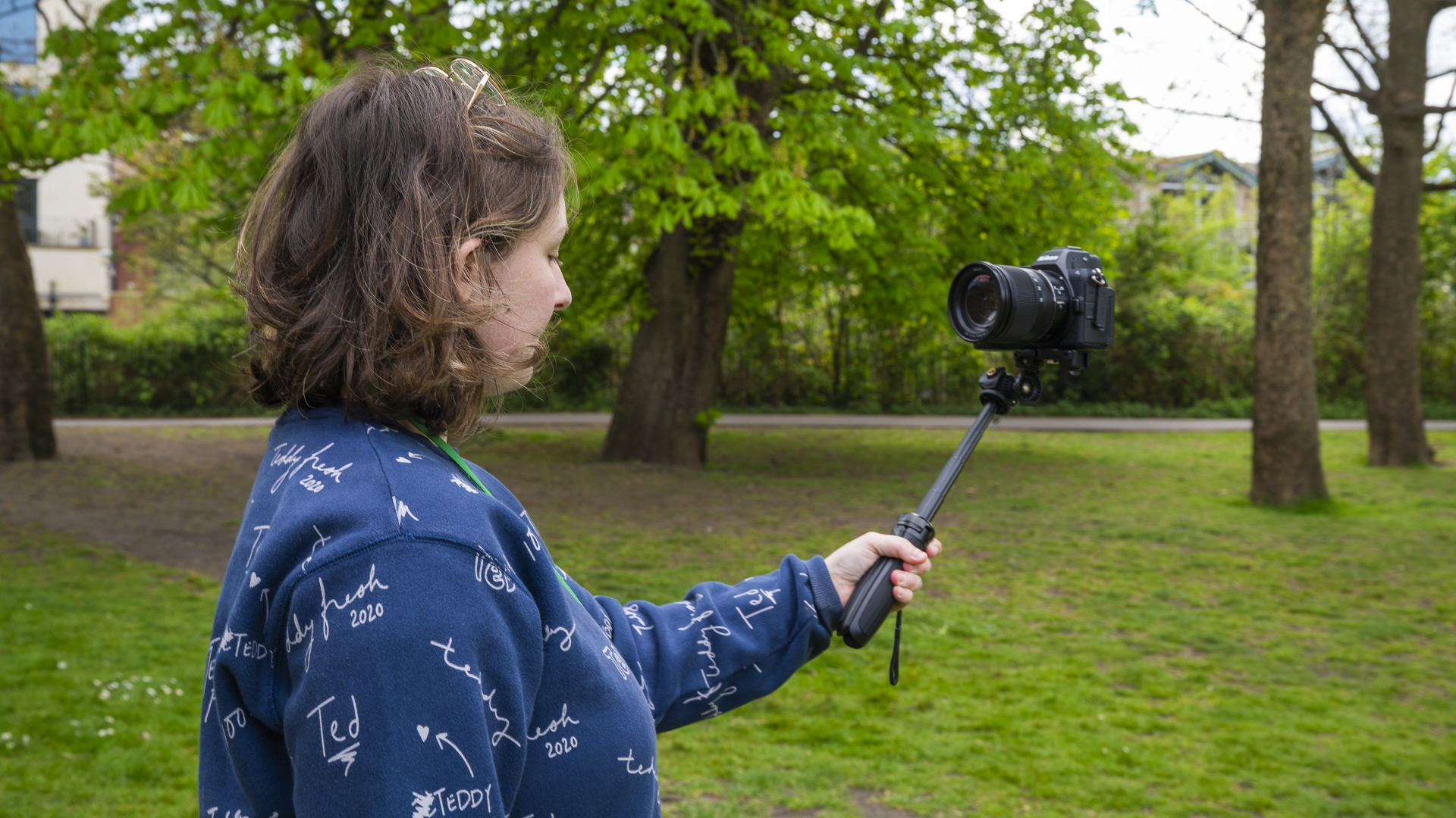 Person using Neewer TP38 as a camera selfie stick