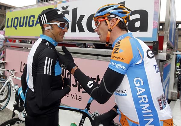 Juan Antonio Flecha and David Millar talk before the start.