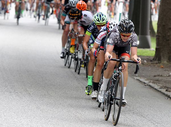 Tiffany Cromwell (Velocio-SRAM) stretches out the field