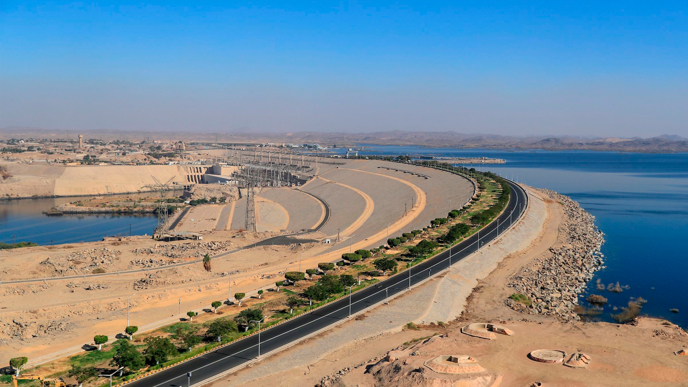 Hier sehen wir Ägyptens Hochdamm in Assuan, etwa 570 Meilen (920 Kilometer) südlich der Hauptstadt Kairo.