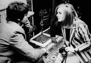 Photographer Linda Eastman (1941 - 1998) talks to Beatle Paul McCartney at the press launch of the Beatles new album 'Sgt Pepper's Lonely Hearts Club Band', 19th May 1967. The couple married two years later. (Photo by John Pratt/Keystone/Hulton Archive/Getty Images)