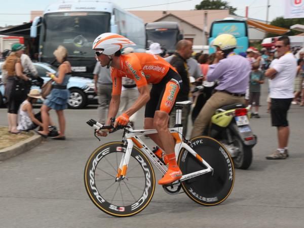 A Euskaltel-Euskadi racer is all kitted out before the start of stage 2.
