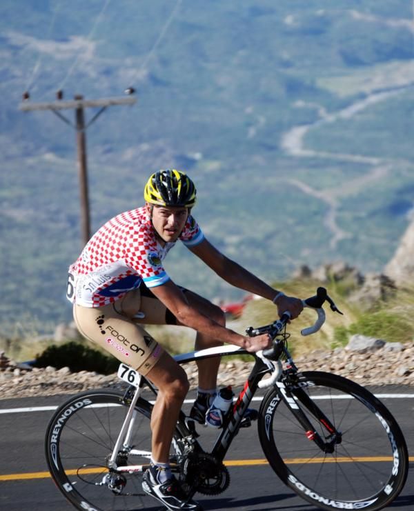 Rafael Valls (Footon-Servetto) chases his rivals on the climb