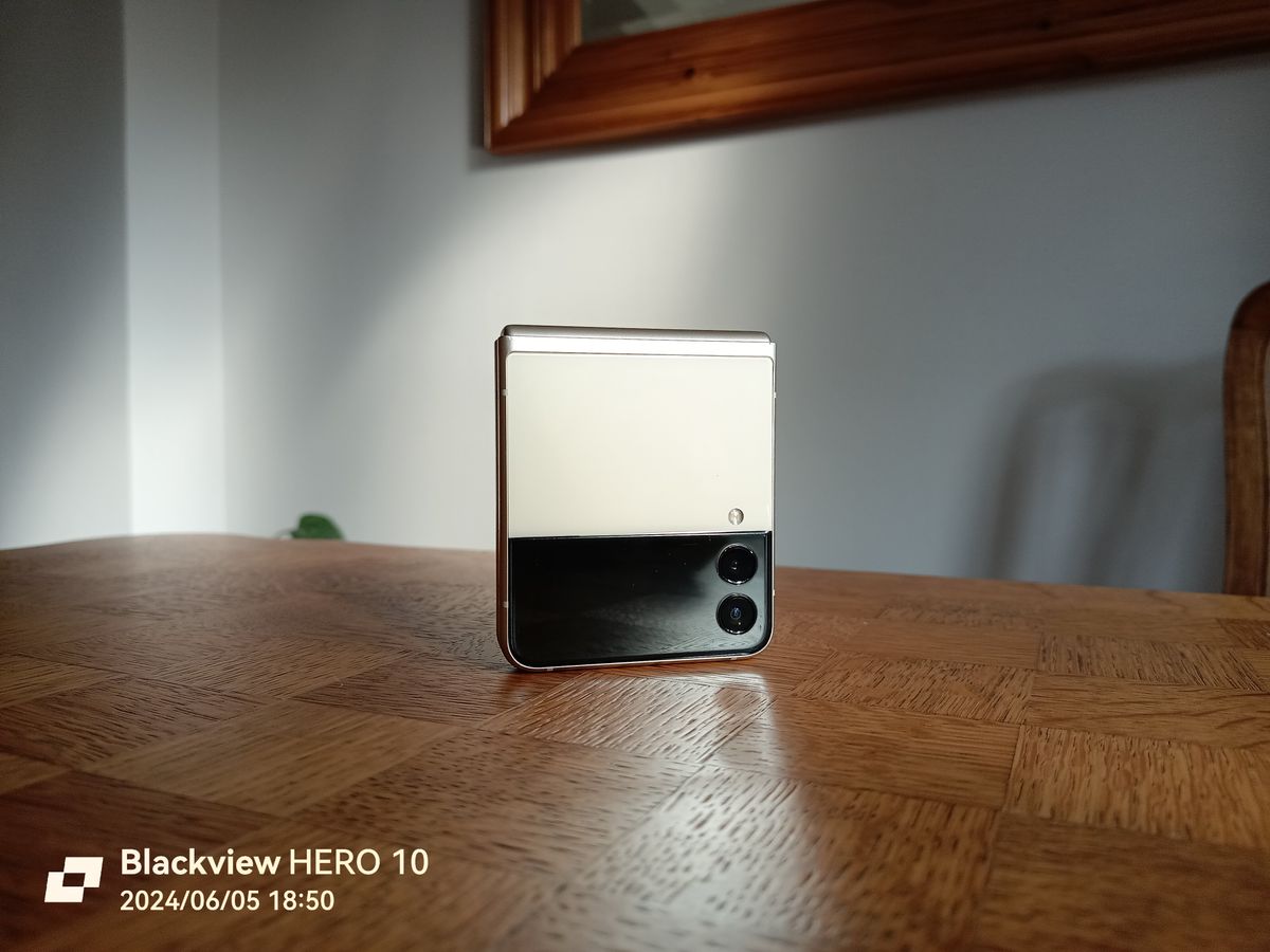 A picture of the Samsung Galaxy Z F;lip 3, taken by the Hero 10