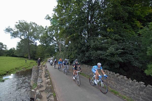 Eventual winner Marco Frapporti (Colnago - CSF Inox) leads over Craddock bridge.