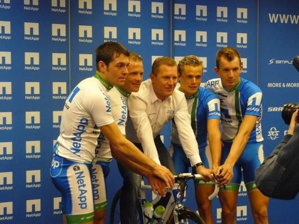 Steven Cozza and teammates surround Jens Heppner