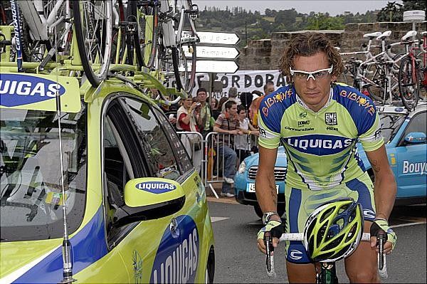 Filippo Pozzato (Liquigas) figured that in the neutral section the helmet rule doesn't apply. Every opportunity to save his hair from getting smashed.