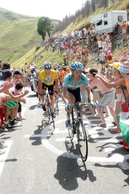 Jan Ullrich (Bianchi) dictates the pace for yellow jersey Lance Armstrong (US Postal) during the 2003 edition of the Tour