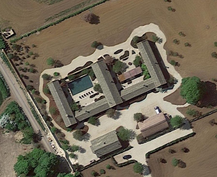 An overhead shot of the Beckham&#039;s home shows an E type structure with driveway and large surrounding fields