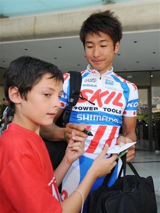 Fumiyuki Beppu (Skil-Shimano) signs an autograph.