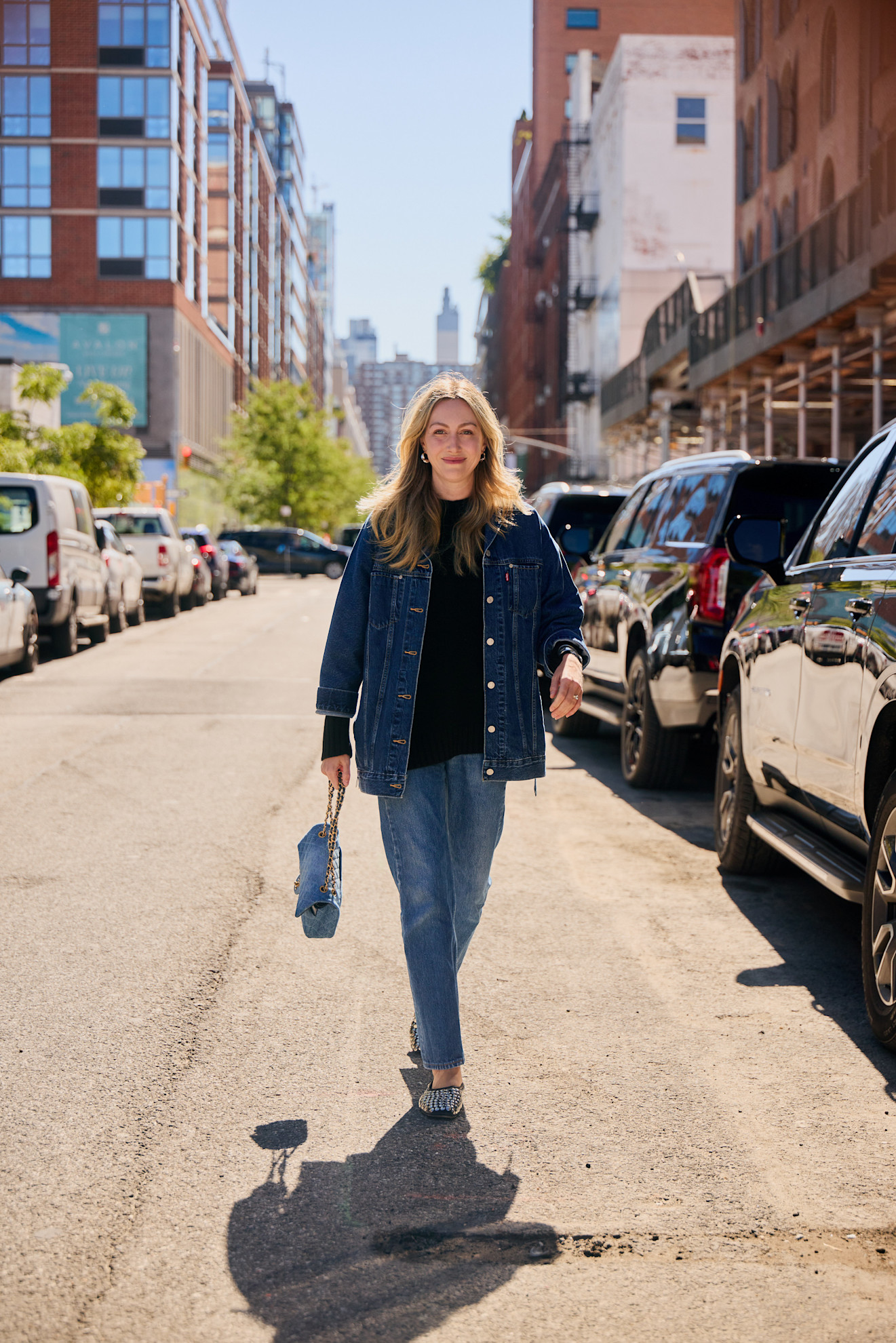 woman wearing stovepipe jeans and jean jacket