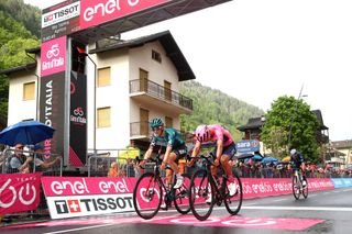 Jai Hindley edges out Richard Carapaz on stage 16 of the 2022 Giro d'Italia in Aprica