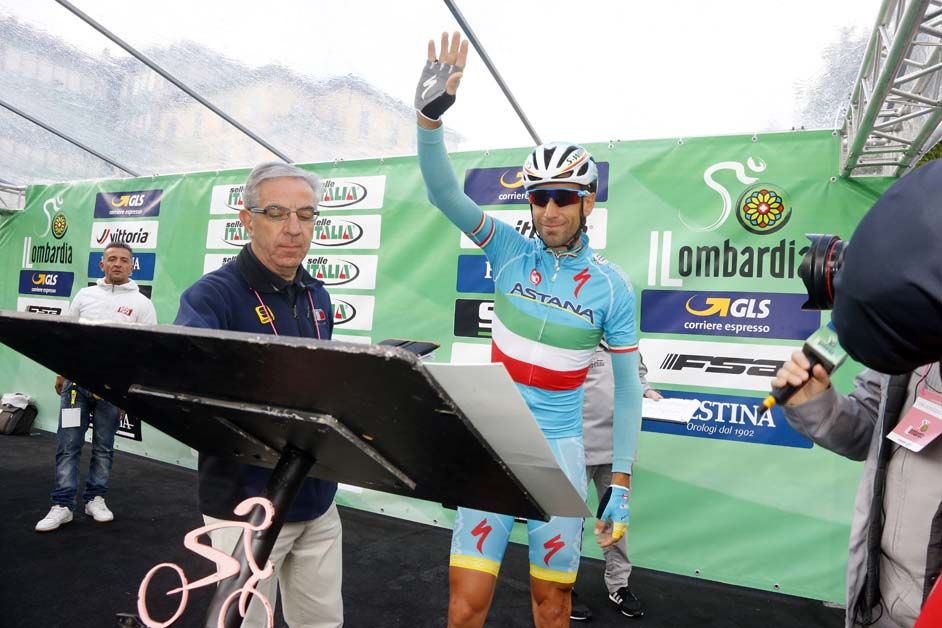 Vincenzo Nibali waves to the crowd