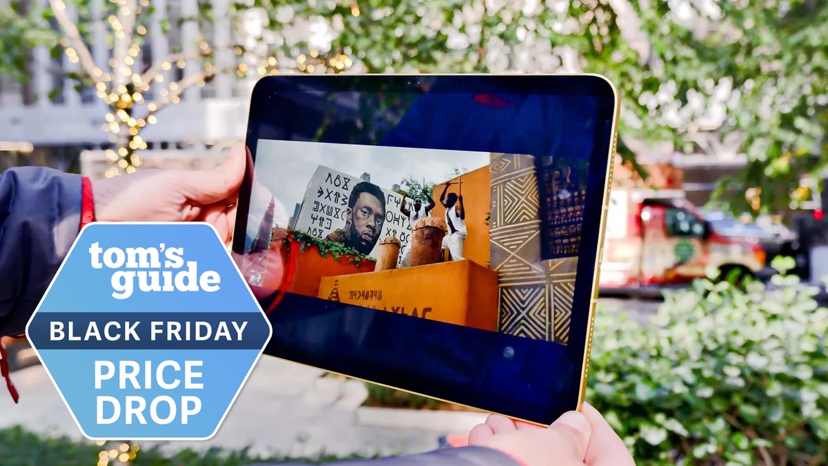 iPad van de 10e generatie wordt vastgehouden met een Black Friday-prijsdaling-badge