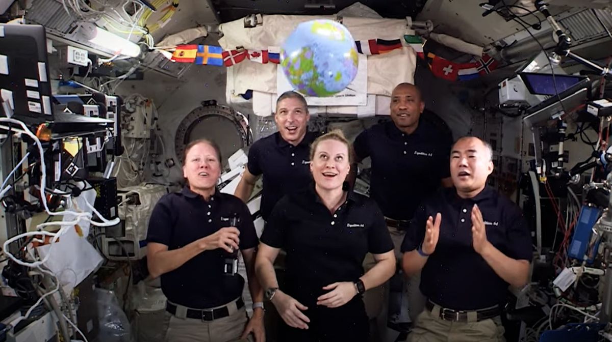 Astronauts usher in a new year from space with the ballfall of 2021 without gravity