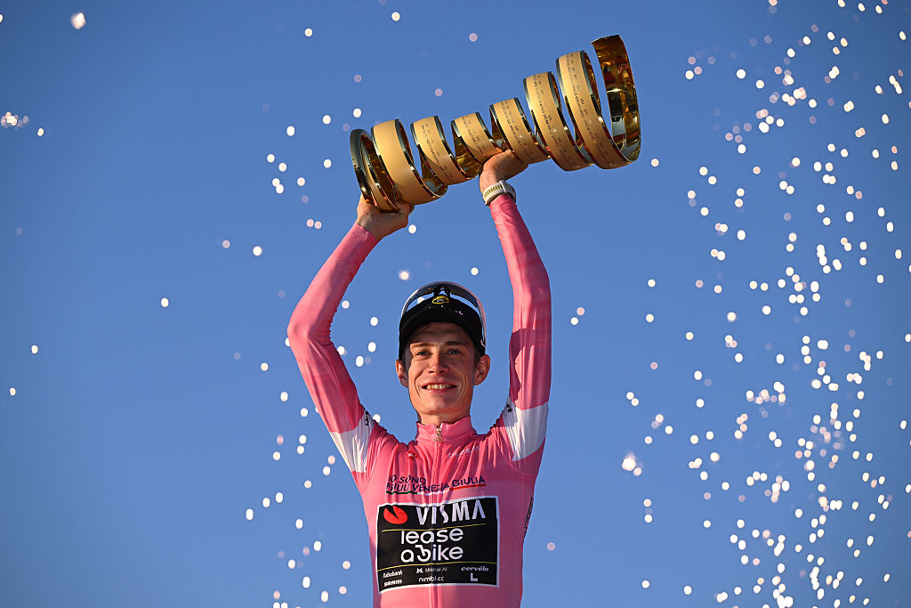 Jonas Vingegaard celebrates at podium as Pink Leader Jersey and overall race winner (Photo by Dario Belingheri/Getty Images)