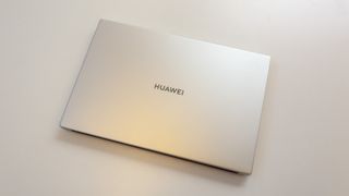 Huawei Matebook D 14 foldet sammen på et bord