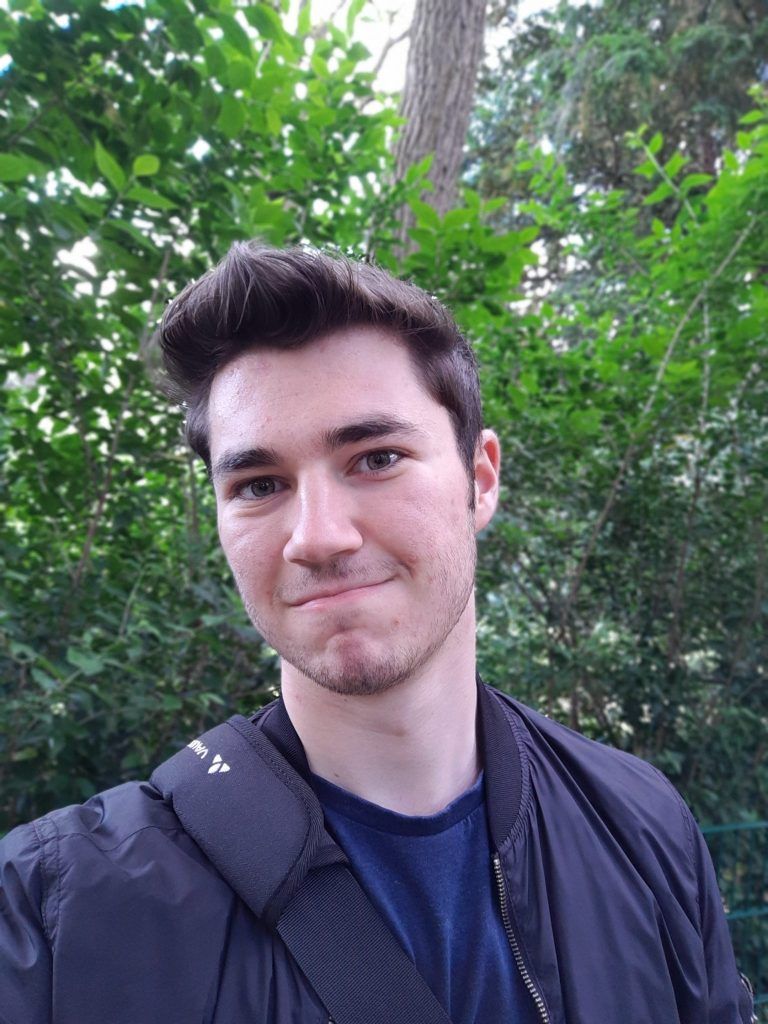 Nog even de verplichte selfie om de prestaties van de frontcamera weer te geven. Ook zonder extra lens werkt de portretmodus nauwkeurig en ziet hij duidelijk wat het onderwerp is.