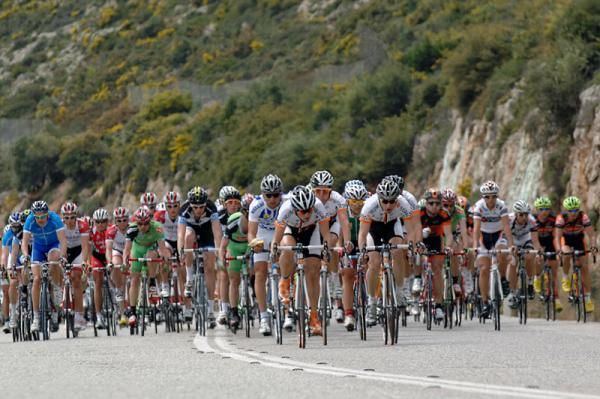 The peloton makes its way from Mesologgi to Delphi.