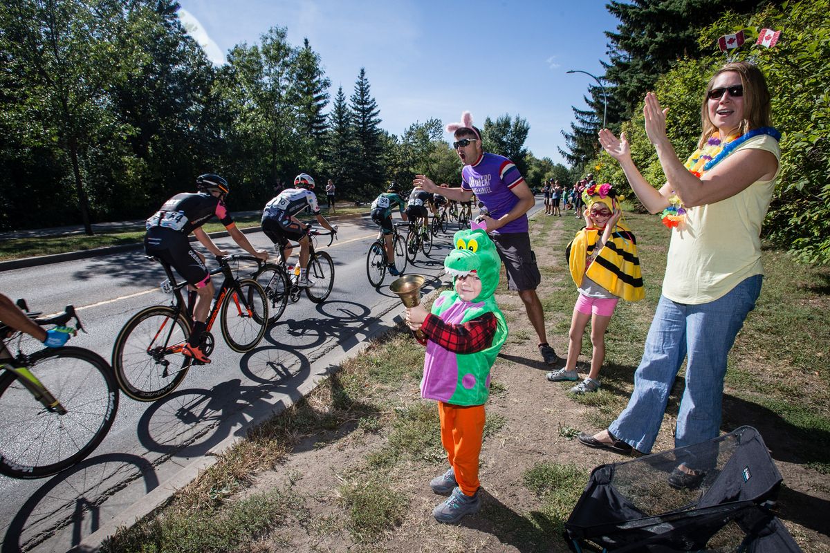 The fans cheers on the peloton