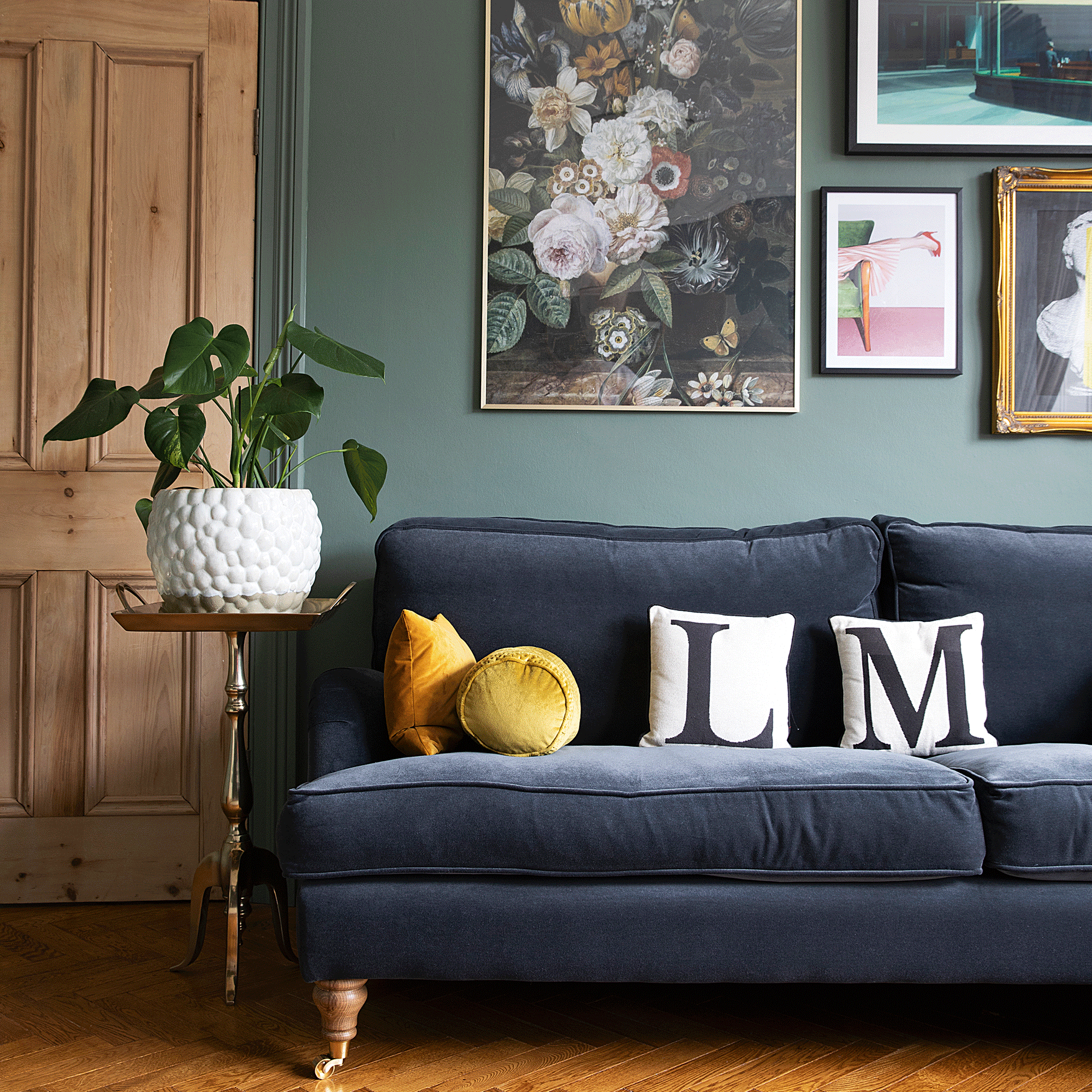 The Best Way to Decorate Your Living Room Sofa