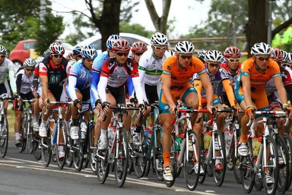 The peloton just rolling off the New England Highway into the country surrounds of Toowoomba.