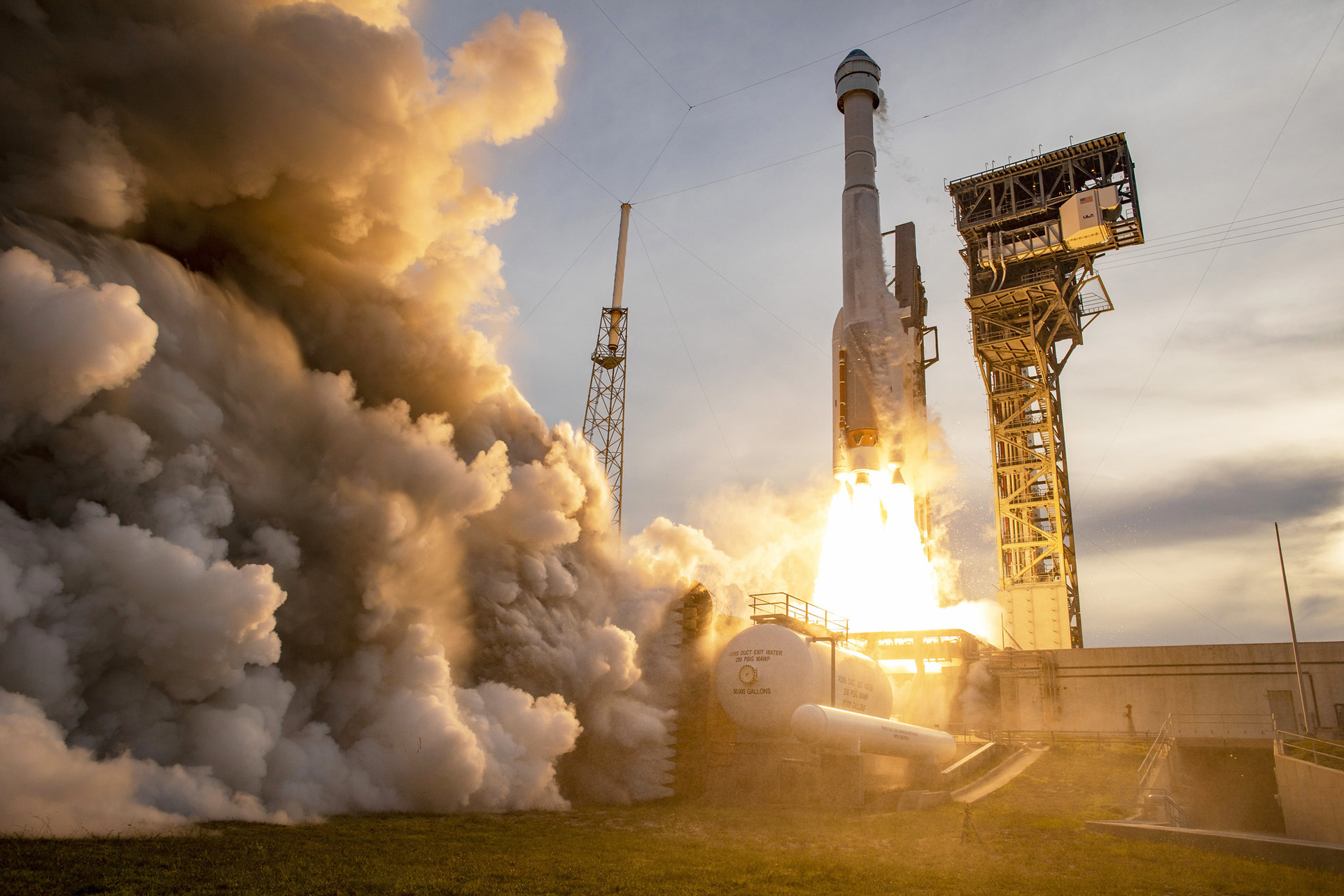 Een United Launch Alliance Atlas V-raket met het Starliner Orbital Flight Test 2-ruimtevaartuig stijgt op 19 mei 2022 op vanaf Space Launch Complex 40 bij Cape Canaveral Space Force Station in Florida.