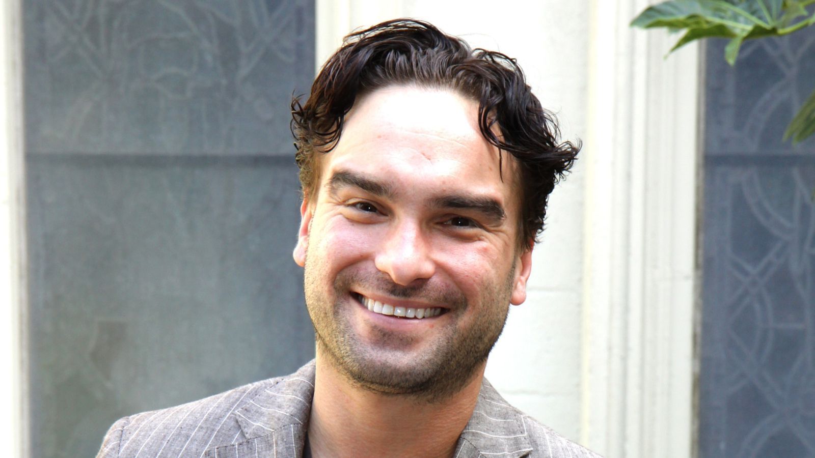 See Johnny Galecki’s quiet luxury kitchen: the color will surprise you
