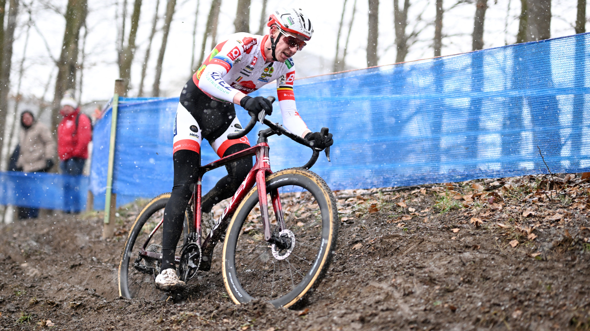 Michael Vanthourenhout competes in the men's elite race of the 'Brussels Universities' cyclo-cross cycling event 2026. 