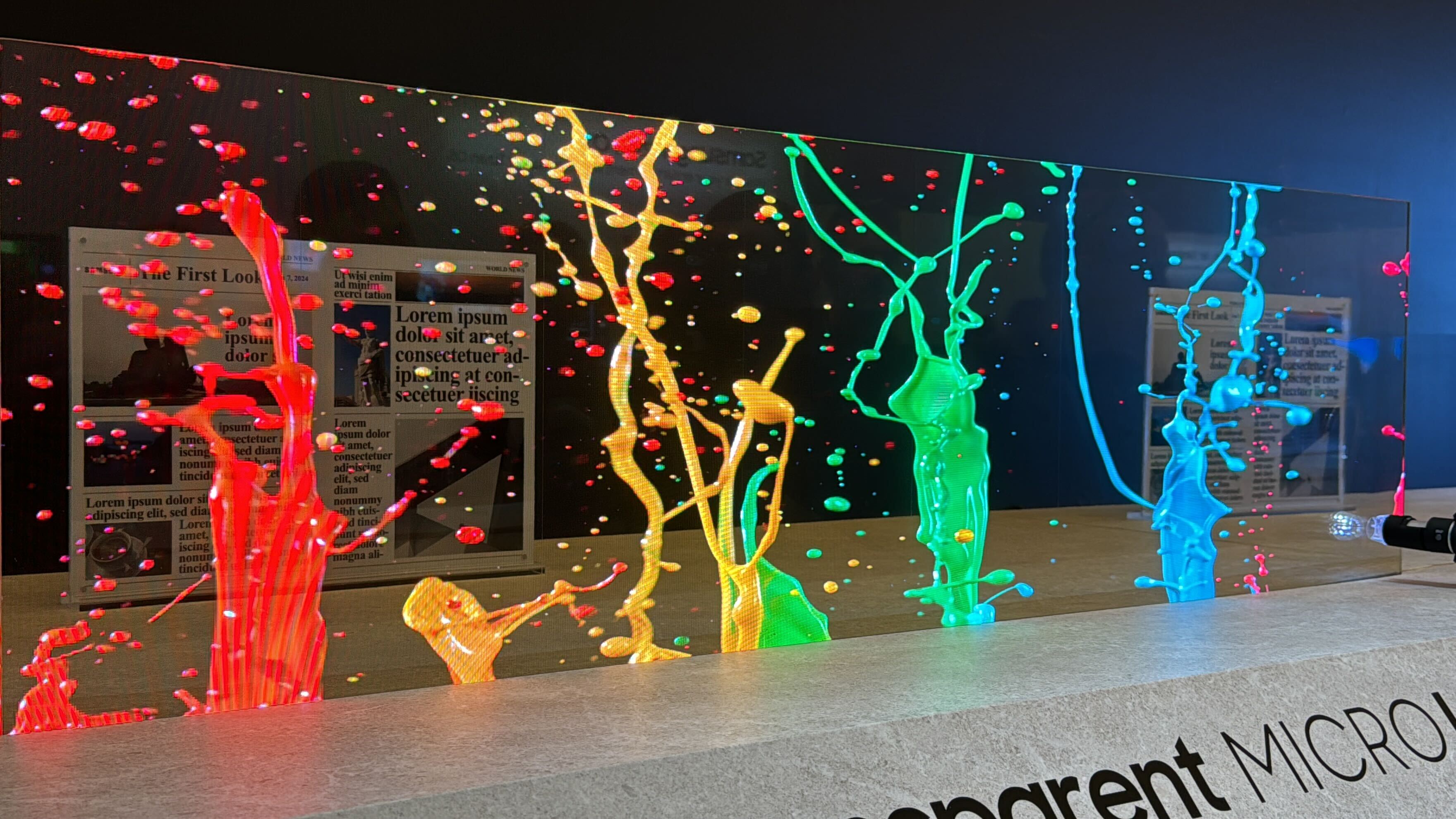 Den gennemsigtige Samsung Micro LED på CES 2024, der viser farverige malingsstænk