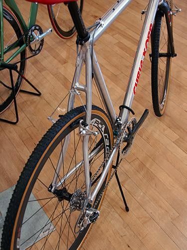 Simple S-bend seat stays cap off the rear end.