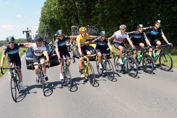 Maillot jaune Bradley Wiggins with his Sky teammates early in stage 20.