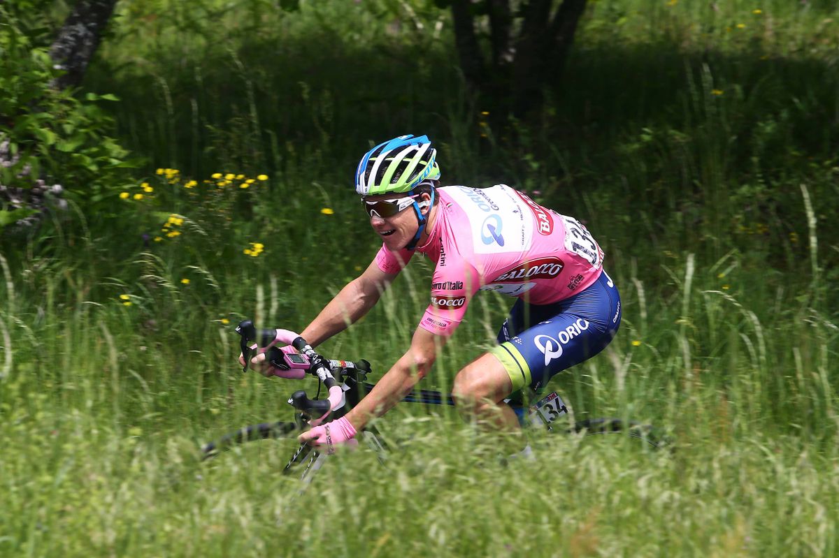 Simon Clarke (Orica GreenEdge) in the pink jersey