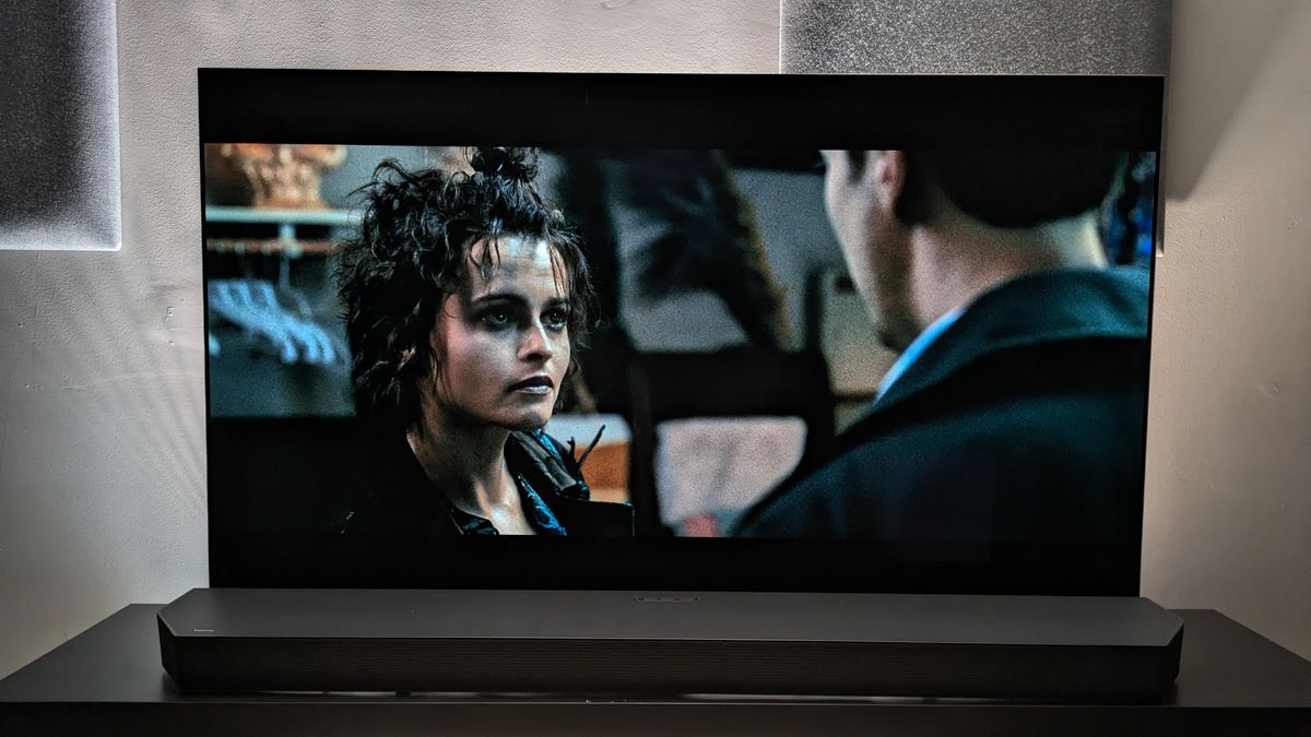 A shot of Marla from Fight Club 4K Blu-ray on LG G5. In the 4K Blu-ray version, marks on Marla's face has been cleaned up with the HD/Blu-ray version maintaining her pimples and marks