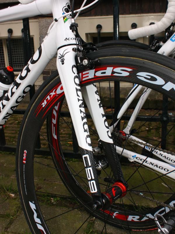 Up front on Sacha Modolo's (Colnago-CSF Inox) new Colnago C59 is a beefy-looking carbon fork with a tapered steerer.
