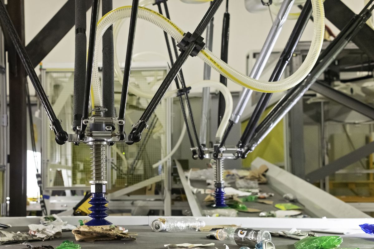 AMP Robotic&amp;#039;s recycling-sorting robot working over a conveyor belt of recyclables