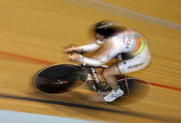 Alison Shanks (New Zealand) on her way to second in the Women's Individual Pursuit Final.