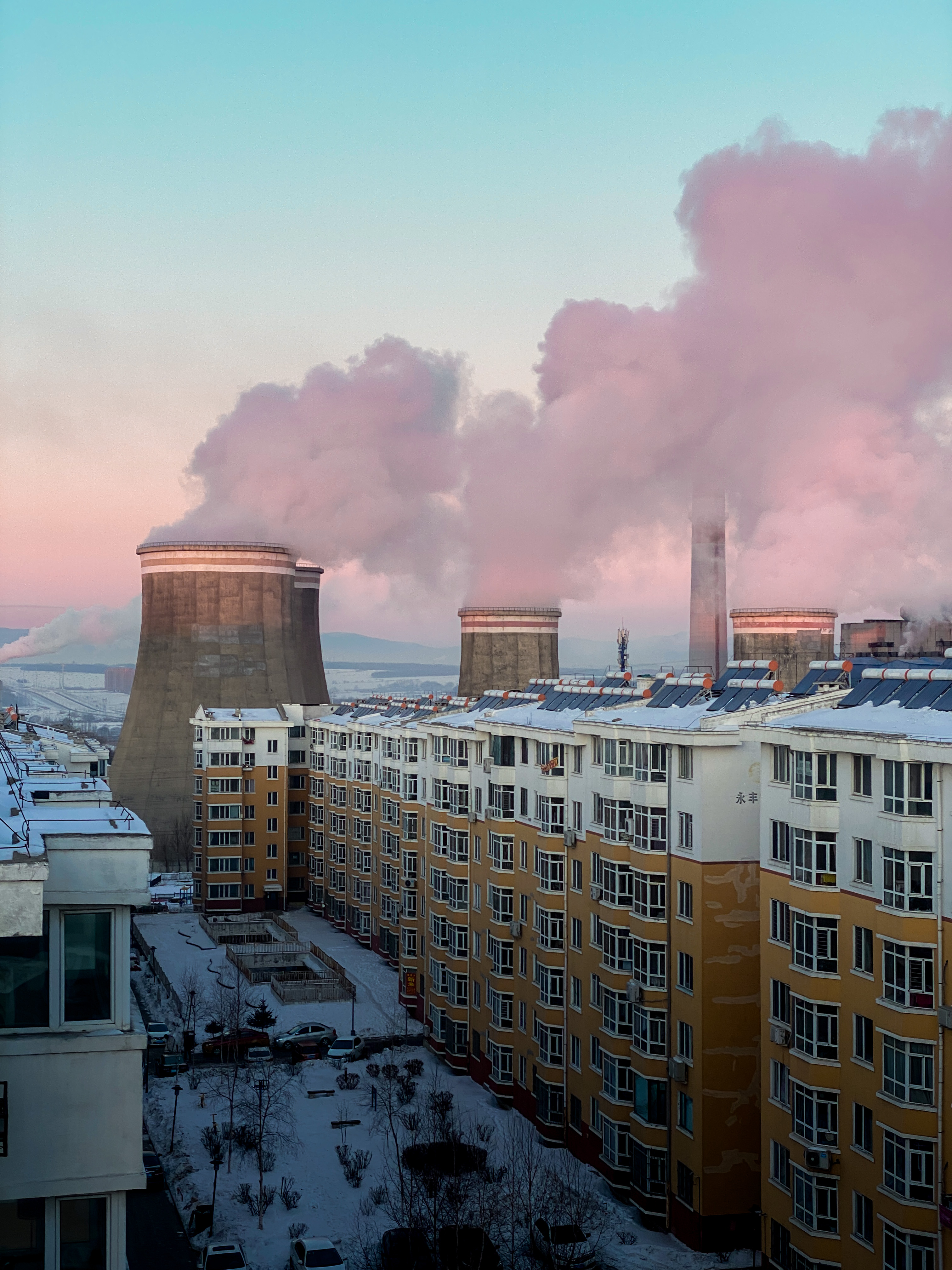 Una gran chimenea que emite humo.