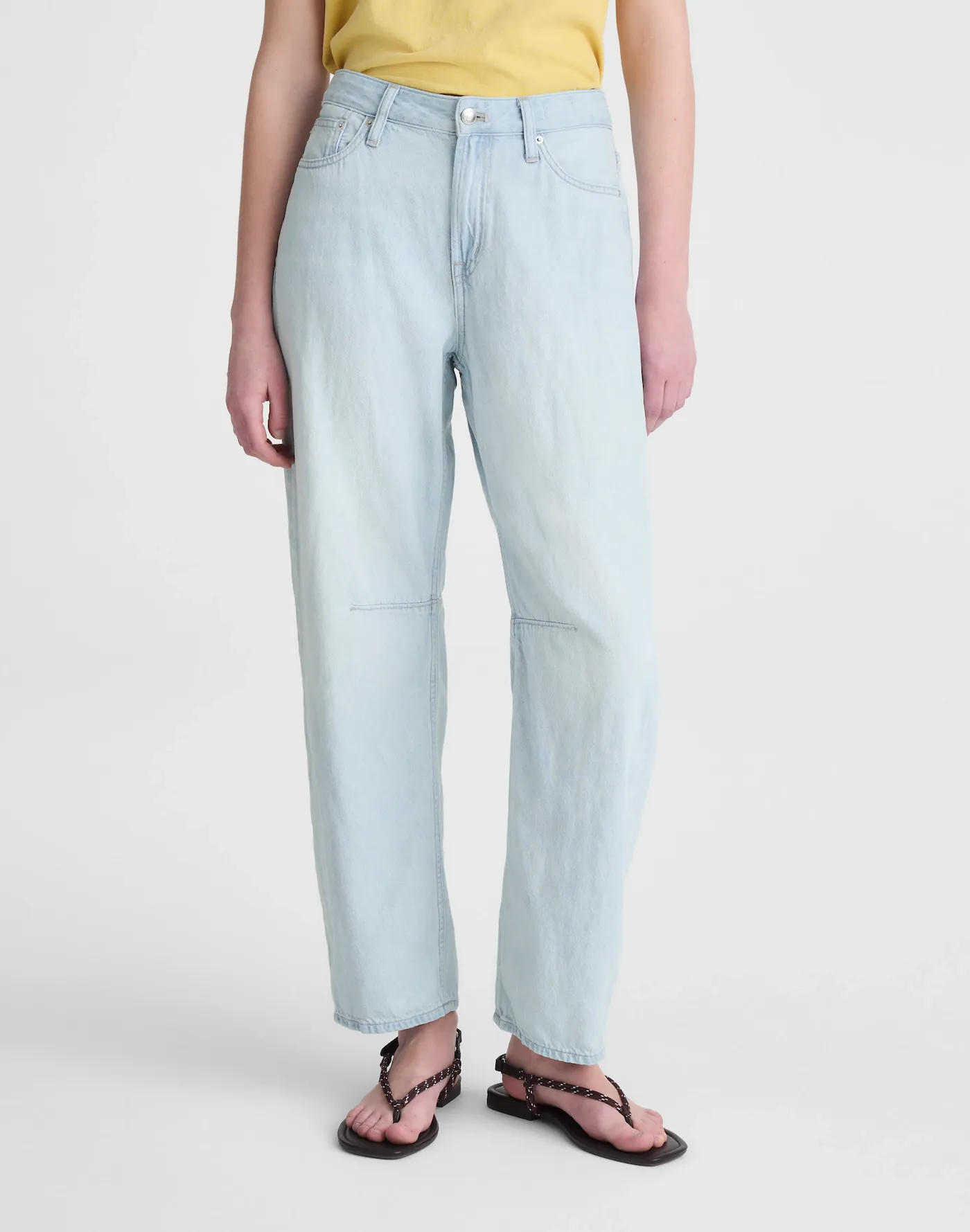 Madewell, The Darted Barrel-Leg Jean in Airy Denim