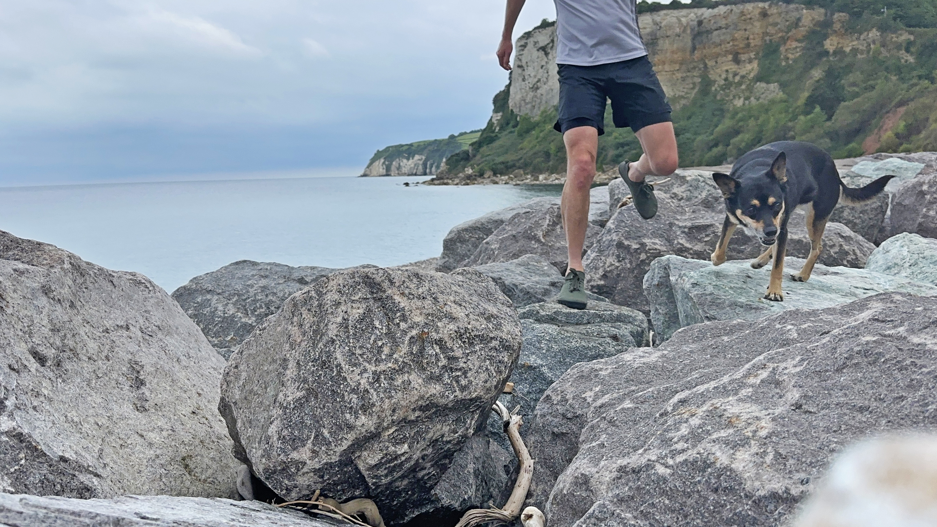 Runner wearing the Freet Howgill on rocks