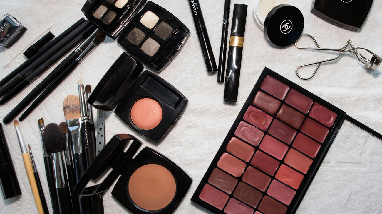 Brown, Eye shadow, Tints and shades, Cosmetics, Beauty, Organ, Brush, Shadow, Photography, Lipstick,