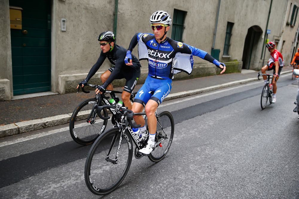 Julian Alaphilippe (Quick-Step Floors) puts on his raincoat.