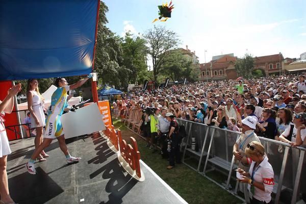 The crowds receive flowers from the sprint points winner.