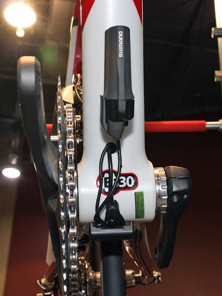 The battery attaches to a dedicated mount just ahead of the BB30-compatible shell.