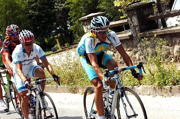 Alberto Contador (Astana) leads Damiano Cunego (Lampre)