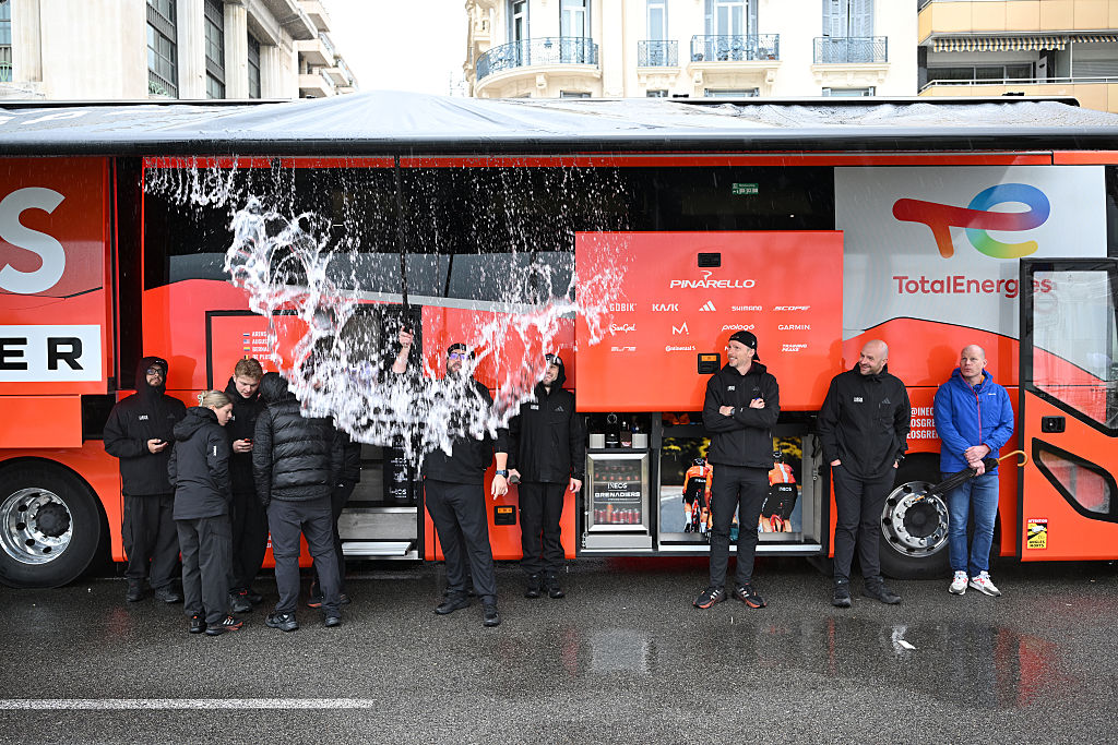 Nice, França - 14 de março: Team paddock TotalEnergies Antes do 84º Paris-Nice 2026, Etapa 7, 120,4 km de Nice a Isola 855 m / A linha de chegada foi transferida de Auron para Isola devido ao mau tempo / #UCIWT / em 14 de março de 2026 em Nice, França (Foto de Szymon Guchalski/Getty Images)