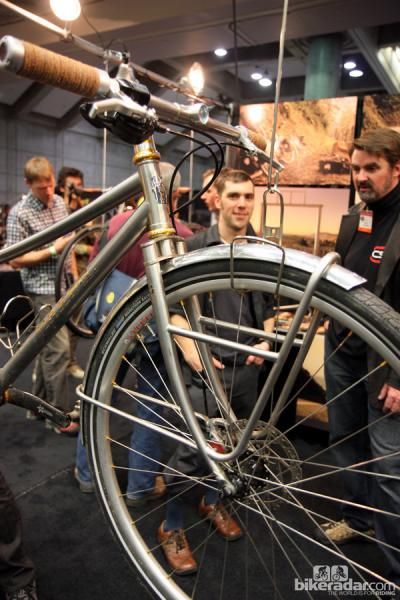 Naked builder Sam Whittingham integrated the front lowrider mount right into the fork blades.