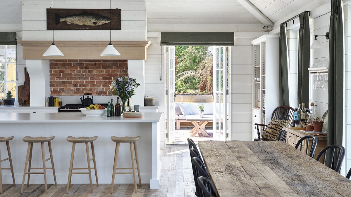 kitchen diner with vaulted ceiling