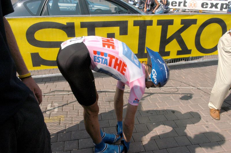Last minute stretches for Paolo Savoldelli before his 2005 time trial